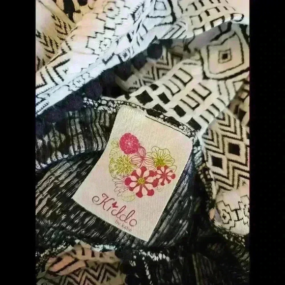 Chic Black and White Geometric Print Dress - Picture 3 of 3